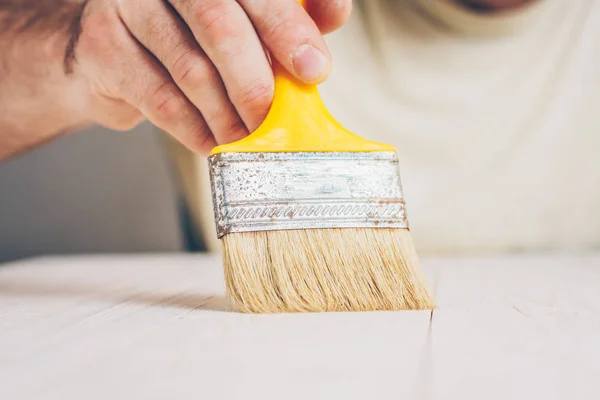 Bitirme işleri-ahşap bir yüzeye astar veya vernik uygulama