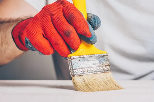 Ressam yüzey üzerinde boya fırçalama astar gerçekleştirir