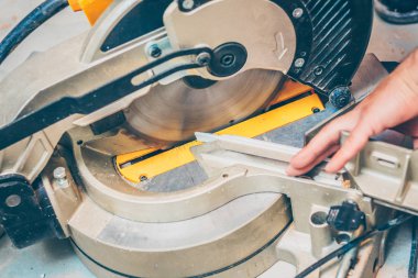 iş bitirme-işçi Gönye testere üzerinde Kaide keser