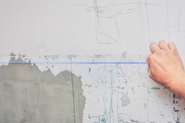 bitirme işleri-işçi duvara yastıklı bir kordon yardımıyla tebeşir ile işaretleme yapar