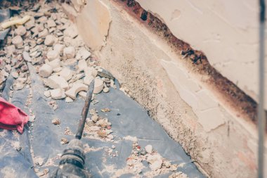 su temini için duvarda çalışma-yürütülen duvar bitirme