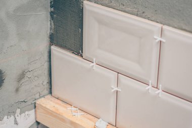 Bitirme işleri-bir köşede duvara yapıştıran fayans