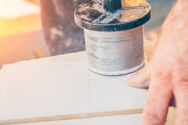 Bitirme işleri-kirişler seramik teknolojik delikler hazırlar