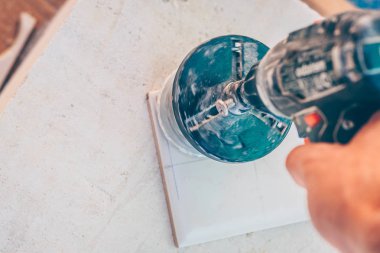 Bitirme işleri-işçi elektrik montaj için fayans yuvarlak bir delik keser