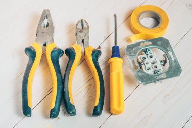 Elektrikçi aletleri seti-penye, yan kesiciler, tornavida, elektrik bandı, elektrik prizleri