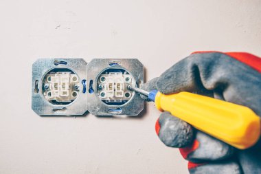 Bitirme işleri-elektrik çalışmalarının birinci şahıs görünümü-güvenli davranışı