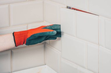 Bir el elmacık eli evde kanalizasyon kapağı açar