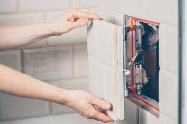 Kız fayans duvarında gizli bir ambar açar