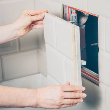 Kız fayans duvarında gizli bir ambar açar