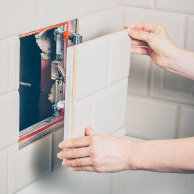 Mutfak duvarındaki teknik bir Hatch ile su boru hattının kazasında acil eliminasyonu