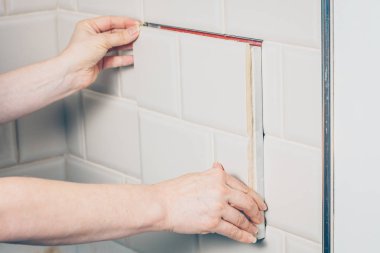 Fayans duvarında dekoratif kapak