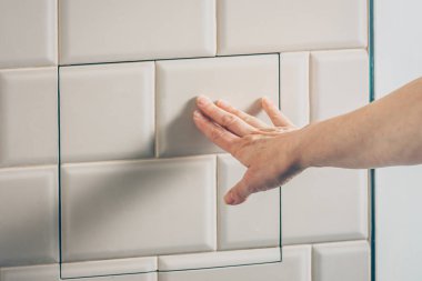 Kız düzgünce fayans duvarındaki teknik Hatch kapatır