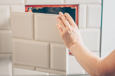 Fayans duvarında dekoratif kapak