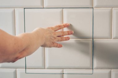 Fayans duvarında dekoratif kapak