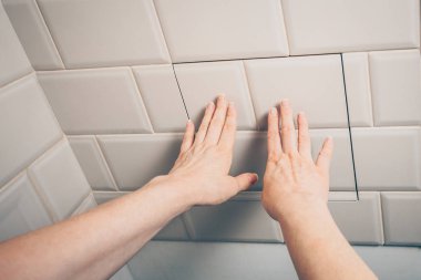 Kız düzgünce fayans duvarındaki teknik Hatch kapatır