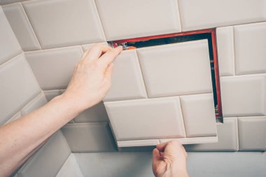 Karo duvarında açık sıhhi ambar evde sıhhi tesisat ve kanalizasyon sistemlerine erişim açar