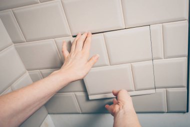 Kız karo duvarında sıhhi ambar kapatır ve tesisat ve kanalizasyon sistemleri Ho erişim kapatır