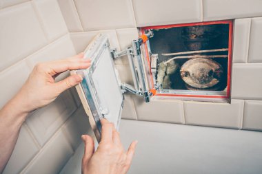 Evin sahipleri evde su ve kanalizasyon sistemlerine erişim ile acil işçiler sağlar