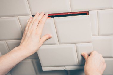 Evin sahipleri evde su ve kanalizasyon sistemlerine erişim ile acil işçiler sağlar