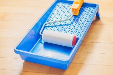 Terbiye işleri için ressam bir dizi-boyama işleri ve bir boya silindiri için plastik bir tepsi beyaz boya