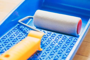 Terbiye işleri için ressam bir dizi-boyama işleri ve bir boya silindiri için plastik bir tepsi beyaz boya