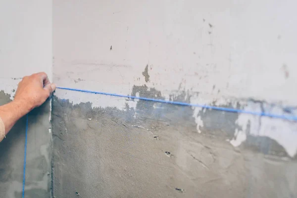 Finishing Works Worker Makes Marking Chalk Help Padded Cord Wall — Stock Photo, Image