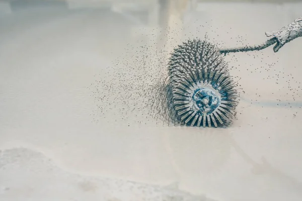 iş bitirme-işçi bir iğne silindir ile zemin kat yapar