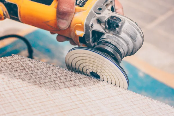 Fayans kurulumu üzerinde profesyonel yetenekli çalışma