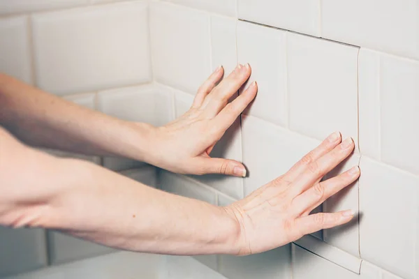 Fille Ferme Soigneusement Trappe Technique Sur Mur Tuiles — Photo