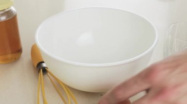 Krep için hamur yapma-basit ve besleyici bir çanak için adım tarifi beyaz plastik kase-ev yapımı geleneksel tatlı kahvaltı adım içine bir yumurta kırmak