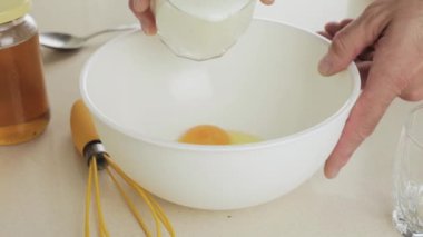 Gözleme için hamur pişirme-beyaz plastik kase içinde süt veya kefir-ev yapımı geleneksel tatlı kahvaltı adım adım-basit ve besleyici yemek tarifi pour