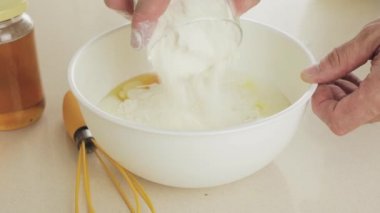 Gözleme için hamur pişirme-beyaz plastik kasede buğday unu iki bardak eklemek-ev yapımı geleneksel tatlı kahvaltı adım adım tarifi basit ve besleyici yemekler