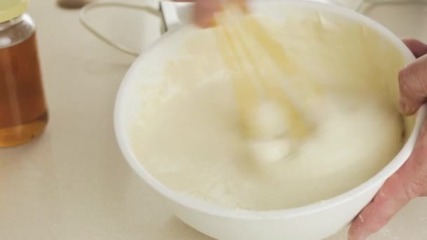 Kırsal Tarzda Pişirme Ile Yoğun Yoğurma Hamuru — Stok video