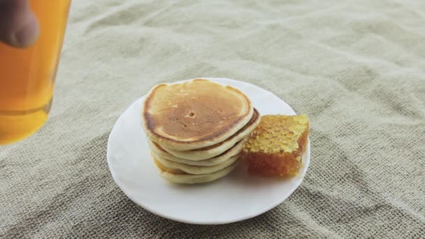 Miel Espesa Ámbar Gotea Los Panqueques Frescos Calientes Desayuno Tradicional — Vídeo de stock