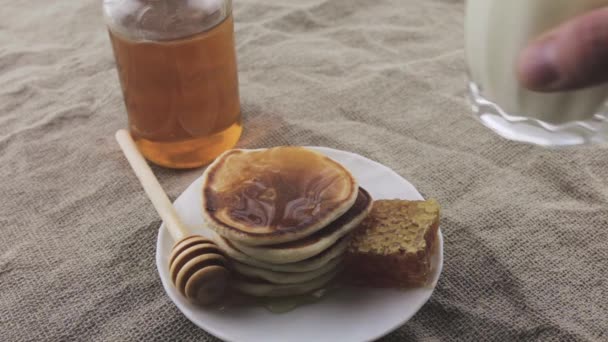 Rustiek Traditioneel Ontbijt Pannenkoeken Met Honing Melk Natuurlijke Delicatesse Thuis — Stockvideo