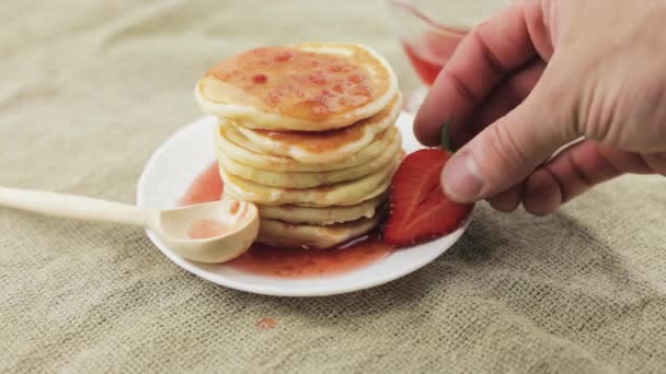 Ein Stapel Frisch Duftender Heißer Pfannkuchen Auf Einem Weißen Teller — Stockvideo