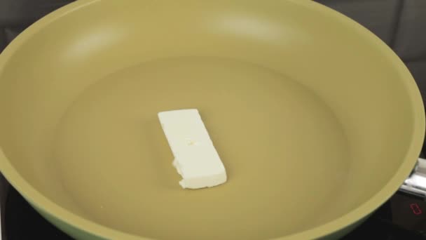 Шматок Масла Падає Сковороду Червоним Гарячим Смаженням Тане Шипом Розмазуючи — стокове відео