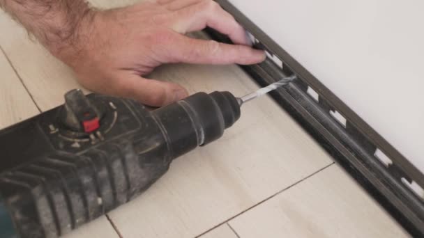 Technology of installation and installation of plastic floor plinth - A simple and effective way to install a plinth at home with your own hands — Stock Footage Technology Installation Installation Plastic Floor Plinth Simple Effective Way Install Video Clip