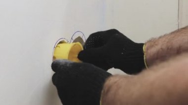 Bitirme işleri-bir birinci şahıs görünümü-bir elektrik prizinin montajı