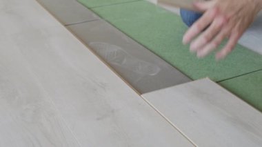 Bir adam profesyonel olarak lamine sürme teknolojisine uygun olarak yüzer.