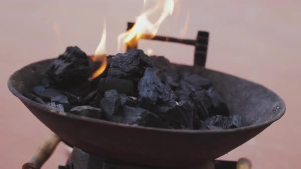 Bright Flames Från Kolgrillen Flammande Kol Förberedelser För Grill — Stockvideo