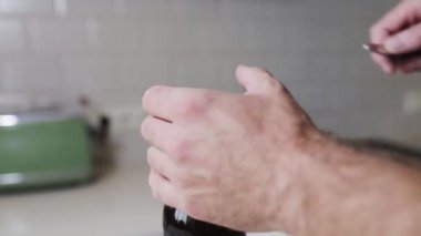 Bir Açıcı olmadan bir şişe açmak için olağandışı yolu-hayat kesmek