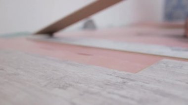 Profesyonel döşeme kurulumu - ana kesim için lamine panel işaretler