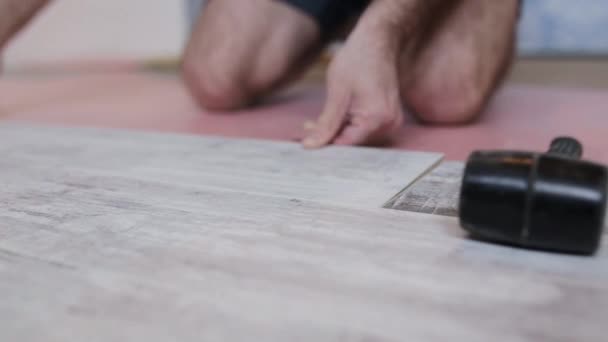 专业地板安装 铺设带有木制图案的新层压板 在锁的短接头上连接两个层压板 — 图库视频影像