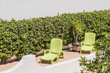 Akdeniz evin avlusunda dinlenmek için şezlong - turizm ve tatil