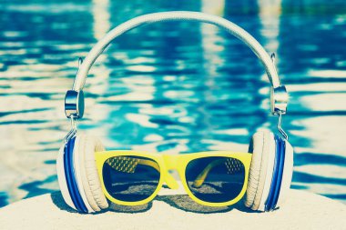 Bir kulaklık ve güneş gözlüğü rekreasyon vazgeçilmez özellikleri - turizm ve tatil kavramı - vintage tonlama