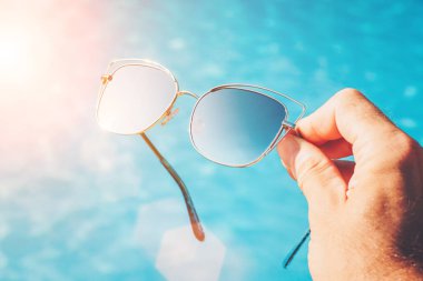 Pahalı lüks gözlük cam güneş ışığı yansıması