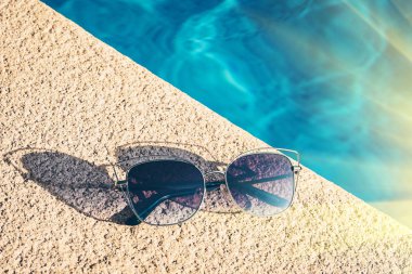 Havuz yakınında şık kadın güneş gözlüğü