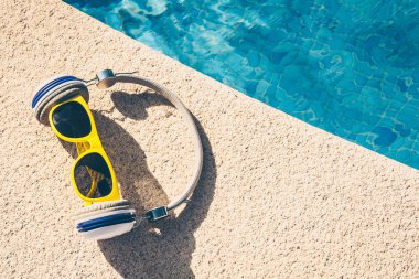 Havuz kenarında parti-gözlük ve kulaklıklar