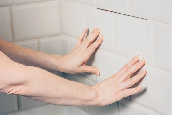 Chica Abre Una Escotilla Oculta Pared Azulejos —  Fotos de Stock